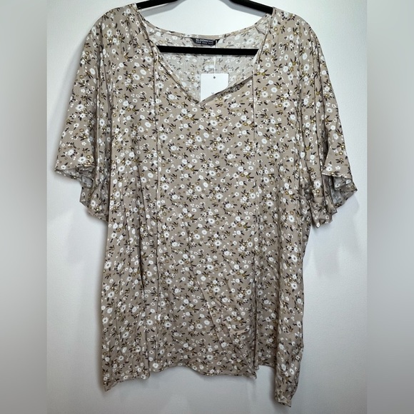 BloomChic Tops - NWT BloomChic Women's Plus Size Short Sleeve
Nude Floral Top Size 18/20